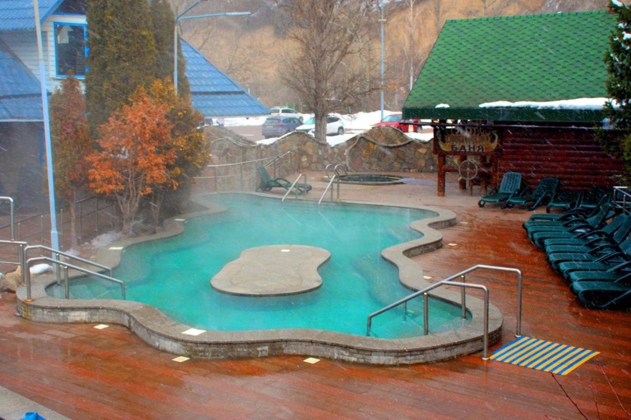Тау-House Hotel Kok-Shoky Bagian luar foto