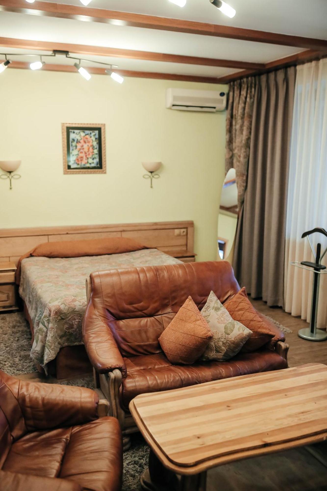 Тау-House Hotel Kok-Shoky Bagian luar foto